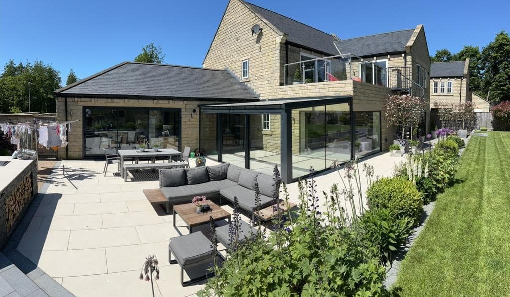 Frameless structural glass extension at St Johns
