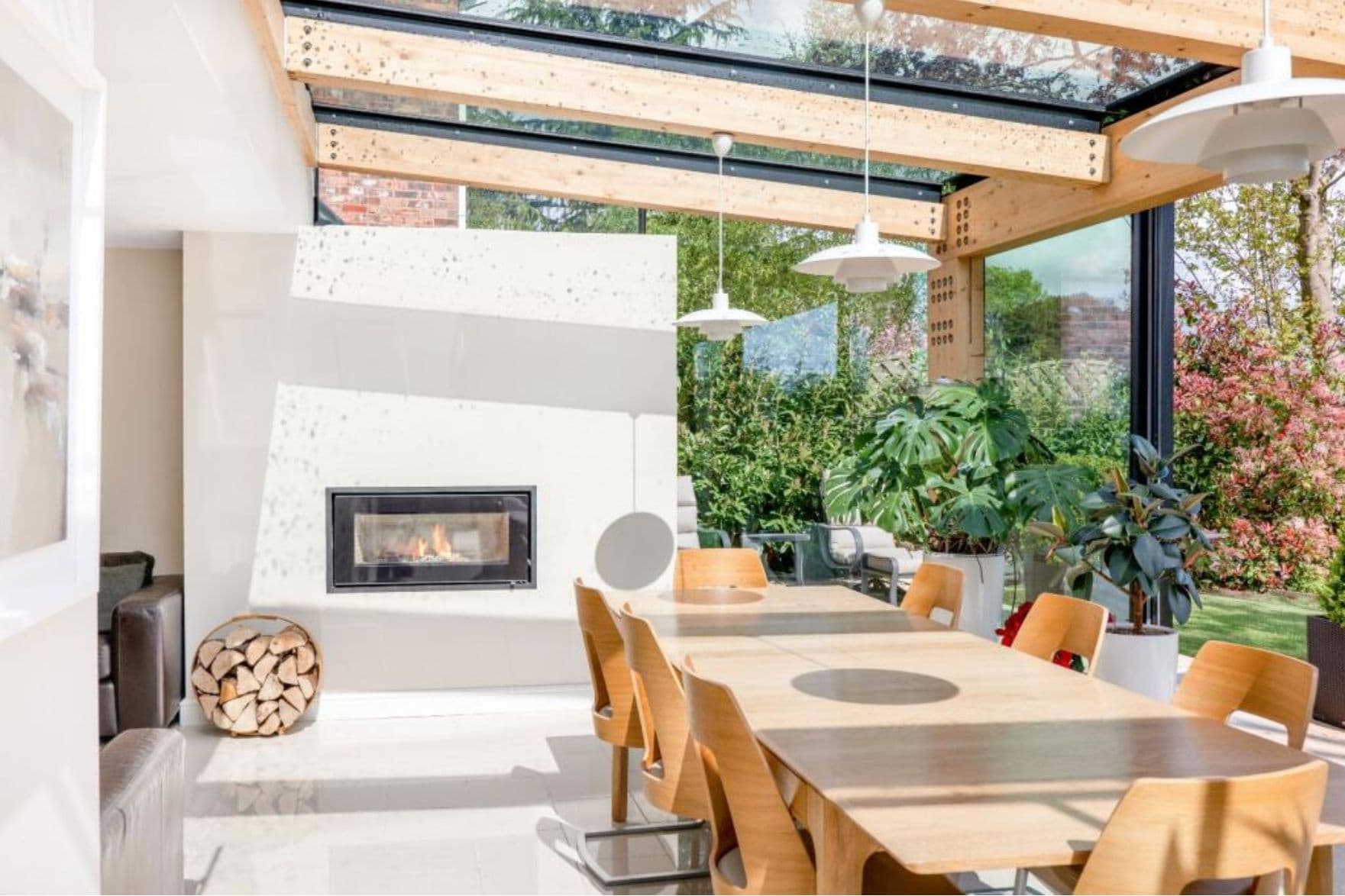 Frameless glass extension with a structural glass roof carried on glass beams